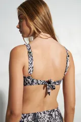 Top de bikini negro con textura arrugada, corte clásico y breteles anchos.