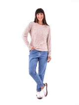 Remera manga larga color lila con cuello redondo y detalle de botones dorados en el hombro.