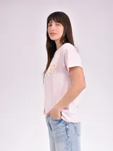 Remera celeste de algodón con estampado de flor y texto "Real View".