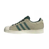 Championes Adidas Superstar color beige con detalles en verde oscuro y suela color crema.