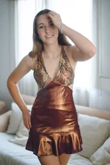 Vestido corto azul con estampado floral blanco, escote en V, breteles finos cruzados en la espalda, cut-outs laterales y volado en el ruedo.