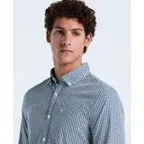 Camisa de hombre de manga larga confeccionada en poplin stretch con diseño de cuadros gingham en tonos azul y blanco.
