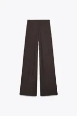 Pantalón de vestir color crudo, de tiro alto, corte recto y textura arrugada. Cuenta con cintura elástica ajustable con cordones.