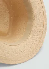 Sombrero de paja color crudo con cinta marrón decorativa.