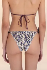 Calzón de bikini con estampado animal print en tonos azul, marrón y beige. Cuenta con tiras laterales ajustables con argollas marrones.