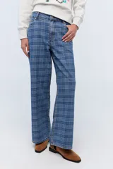 Jean de corte wide leg en color celeste, con estampado de cuadros en tonos claros.