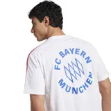Remera Adidas del FC Bayern Munich, color blanco con detalles en rojo y azul. Incluye logo de Adidas y escudo del club en el pecho, y las tres tiras características de la marca en las mangas.