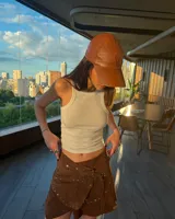 Gorra de cuero marrón con visera y logo bordado en el frente.