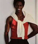 Musculosa negra de algodón acanalado, sin estampa y cuello redondo.