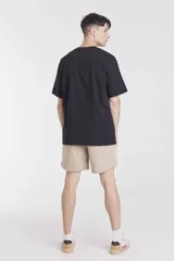 Remera azul de corte clásico y mangas cortas.