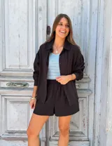 Conjunto de short y camisa color blanco.