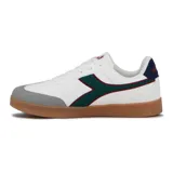 Championes casuales blancos de mujer marca Diadora, estilo retro de caña baja. Presentan detalles en verde oscuro y rojo en el lateral, puntera de gamuza gris y suela de goma color caramelo.