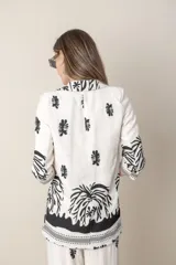 Blazer italiano de lino y viscosa color crudo con estampado de hojas en marrón oscuro. Manga tres cuartos con presilla y corte suelto.