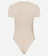 Body femenino de manga corta, color rojo vibrante, con cuello redondo y ajuste ceñido al cuerpo.