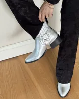 Botín plateado de cuero vacuno con estribo desmontable.