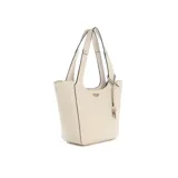 Cartera de hombro Guess Helina color blanco con textura granulada, doble asa de hombro y dije colgante con logo de la marca.