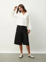Camisa blanca de mangas largas y corte holgado.