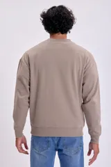 Buzo deportivo color visón, corte oversize, con estampa frontal de la marca 'Westwood' y la ciudad de 'Los Angeles'.