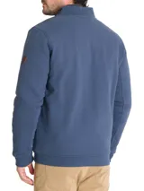 Campera azul de algodón orgánico con cierre frontal, cuello alto, bolsillos laterales y terminaciones en rib.