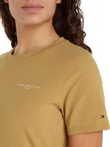 Remera color ocre de algodón orgánico elástico, con cuello redondo y corte regular. Logo Tommy Hilfiger 1985 bordado en el pecho y logo de la marca bordado en la manga.