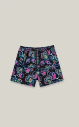Short de baño negro con estampado de dragones y símbolos de yin yang en tonos rosa, celeste y verde.