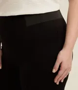 Pantalón legging negro de viscosa con cintura elástica.