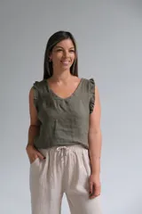 Musculosa verde seco de lino italiano, con escote en V y volados en las mangas.