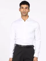 Camisa de vestir blanca de manga larga, con cuello clásico y cierre con botones.
