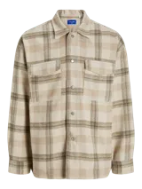 Sobrecamisa a cuadros beige y marrón, de manga larga con cierre de botones y bolsillos en el pecho.