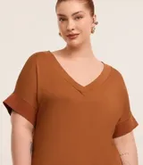 Blusa plus size de crepé azul marino, con escote en V, mangas cortas con detalle de punto y flecos en los laterales de los puños.