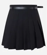 Short pollera negro de sastrería con pliegues estructurados, cintura con trabillas y cinturón ajustable con hebilla redonda.
