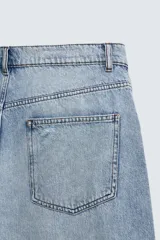 Pantalón de jean celeste con lavado gastado, corte holgado y roturas en ambas piernas.