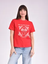 Remera celeste de algodón con estampado de flor y texto "Real View".