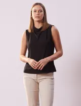 Blusa sin mangas de seda fría color beige, marca Tahari, con cuello volcado.