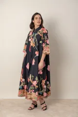 Vestido italiano de algodón negro con estampado floral en tonos rosa, camel y verde. Modelo suelto, abotonado y con manga tres cuartos.