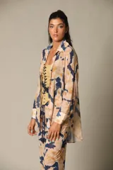 Camisa oversize de manga larga con cuello camisero y botones frontales. Estampado tie-dye en tonos beige y azul.