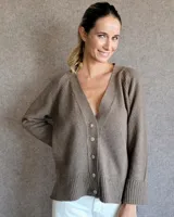 Cardigan liviano y cálido, color gris, de lana de oveja.