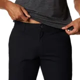 Pantalón de hombre color azul marino, de corte recto, con bolsillos laterales, bolsillos de seguridad con cierre y bolsillo para cuchillo. Confeccionado en tejido elástico con tecnología Omni-Shade UPF 50.