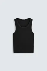 Musculosa negra de algodón con cuello redondo y corte ajustado.
