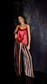 Top color marrón de raso con breteles regulables.