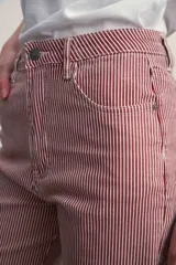 Pantalón jean de corte recto, con estampado a rayas verticales azules y blancas.