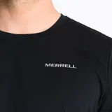 Remera negra de manga corta con logo de la marca Merrell estampado en el pecho.