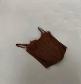 Corset marrón con encaje, breteles finos y copas preformadas.