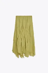 Falda midi color verde oliva, de tiro medio con cintura elástica y volantes asimétricos.
