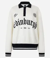 Saco blanco con cuello polo negro, confeccionado en algodón y poliéster. Presenta rayas en los puños y bajo, y estampa con la palabra "Edinburgh" en el pecho.