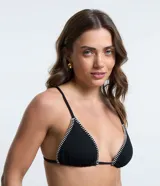 Top de bikini triangular negro con textura fruncida y pespuntes blancos en contraste. Tirantes finos y cierre trasero con lazo.