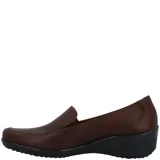 Zapato marrón de cuero liso, estilo mocasín, con elásticos laterales y plantilla con relieves para mayor circulación de aire.