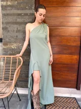 Vestido largo verde agua, de un solo hombro, con volados en diagonal y corte irregular.