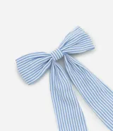 Pinza para el pelo con forma de lazo a rayas celestes y blancas. Accesorio para el pelo de tela con forma de lazo listrado.