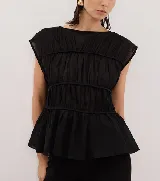 Blusa negra con escote redondo, sin mangas y detalle de frunces horizontales en el frente.